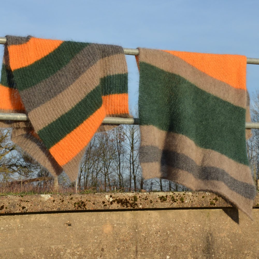 Zwei Mohairwolldecken hängen auf dem Brückengeländer